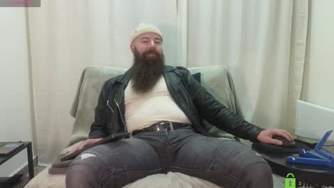 Snapshot of meaty_roll chatting on December 13, 3:27 am Meaty Roll online show from December 13, 3:27 am
