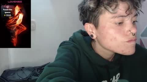 Snapshot of megan_coop3r_ chatting on October 16, 12:11 am Megan and sophi online show from October 16, 12:11 am