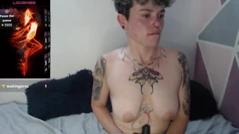 Snapshot of megan_coop3r_ chatting on October 26, 1:00 am Megan and sophi online show from October 26, 1:00 am