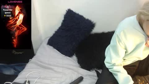 Snapshot of megan_coop3r_ chatting on November 16, 1:33 am Megan and sophi online show from November 16, 1:33 am