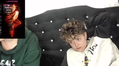 Snapshot of megan_coop3r_ chatting on November 19, 3:28 am Megan and sophi online show from November 19, 3:28 am