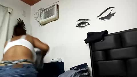 Snapshot of megan_greyxx chatting on November 19, 1:27 am megan_greyxx online show from November 19, 1:27 am