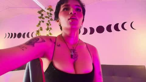 Snapshot of megan_hottts chatting on January 8, 2:08 pm megan_hottts online show from January 8, 2:08 pm