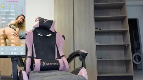 Snapshot of megan_ros_ chatting on October 13, 6:02 am Megan online show from October 13, 6:02 am