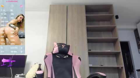 Snapshot of megan_ros_ chatting on October 27, 5:11 am Megan online show from October 27, 5:11 am