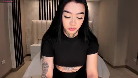 Snapshot of megancross1 chatting on November 23, 11:37 pm Megan Cross online show from November 23, 11:37 pm