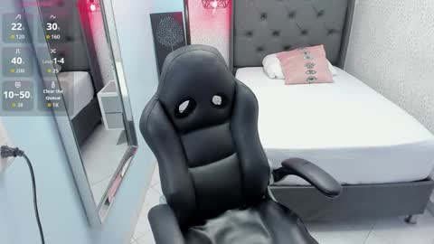 M E G A N  online show from November 4, 1:32 pm