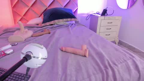 Snapshot of megaraowen_ chatting on February 7, 7:29 am M E G A R A online show from February 7, 7:29 am