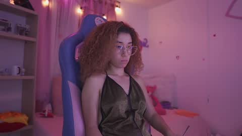 Snapshot of meggan_jade chatting on December 13, 4:11 am Meggan online show from December 13, 4:11 am