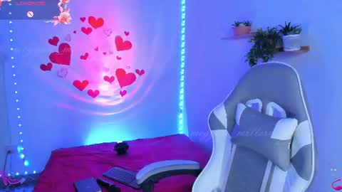 Snapshot of meggan_millerr chatting on June 19, 1:54 am online show from June 19, 1:54 am