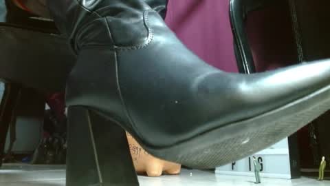 Snapshot of megoddessara chatting on May 16, 7:56 pm Goddess Sara online show from May 16, 7:56 pm