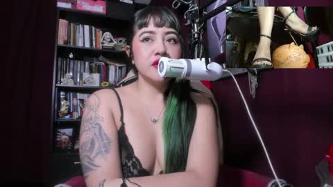 Snapshot of megoddessara chatting on May 22, 11:32 pm Goddess Sara online show from May 22, 11:32 pm