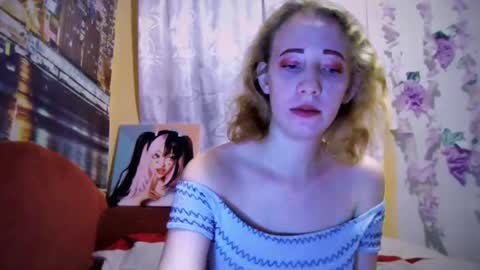 Snapshot of mel_mellie chatting on December 5, 11:27 am Mel Mellie online show from December 5, 11:27 am