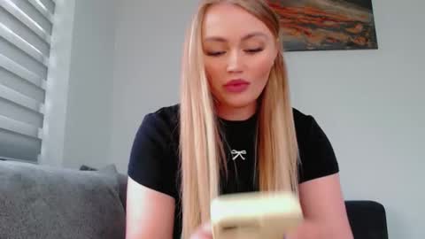 Snapshot of melani_a chatting on May 9, 11:37 am Melania online show from May 9, 11:37 am