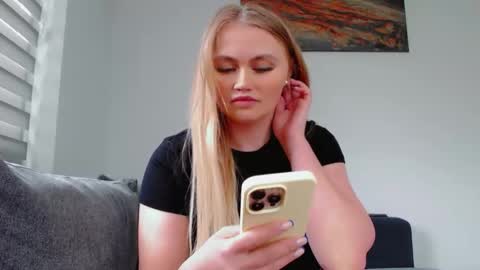 Snapshot of melani_a chatting on May 14, 12:01 pm Melania online show from May 14, 12:01 pm