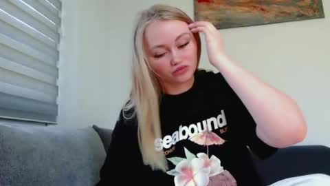 Snapshot of melani_a chatting on May 30, 10:23 am Melania online show from May 30, 10:23 am