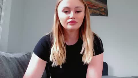Snapshot of melani_a chatting on June 12, 11:31 am Melania online show from June 12, 11:31 am