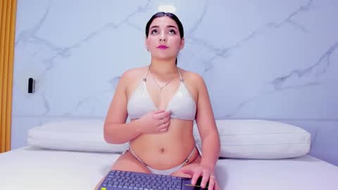 Snapshot of melanie_harl chatting on February 24, 7:34 pm Melanie online show from February 24, 7:34 pm