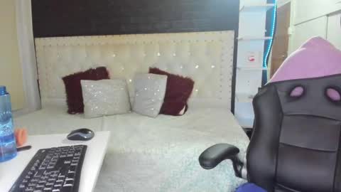 Melanie  online show from March 11, 7:15 am