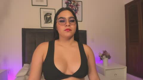 Snapshot of melanie_hillz chatting on June 21, 9:17 pm Melanie online show from June 21, 9:17 pm