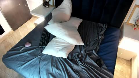 Melanie roux  online show from April 2, 1:47 am