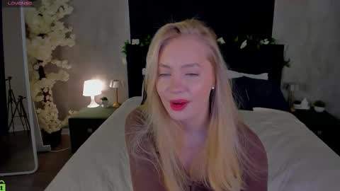 Melanie online show from November 29, 11:30 pm