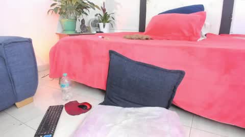 Snapshot of melaniie_roussel chatting on May 27, 1:57 am melaniie_roussel online show from May 27, 1:57 am