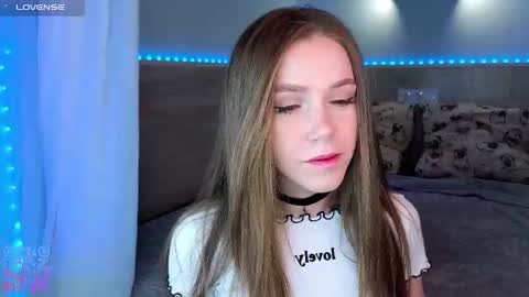 Snapshot of melee_eva chatting on February 8, 2:59 am Melee Eva - Thumbs Up please online show from February 8, 2:59 am