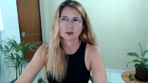 Snapshot of melindasix chatting on April 3, 12:08 am Melinda online show from April 3, 12:08 am