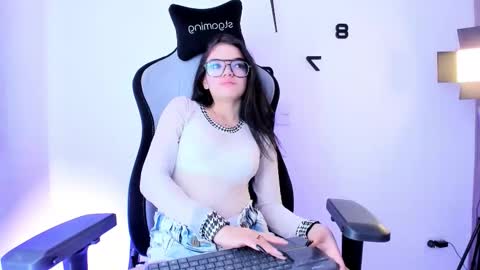 Snapshot of melisa_meow chatting on February 10, 1:37 pm melisa_meow online show from February 10, 1:37 pm