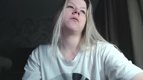 Snapshot of melissa__ray chatting on December 10, 7:00 pm Melissa Ray online show from December 10, 7:00 pm