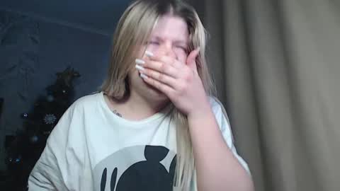 Snapshot of melissa__ray chatting on December 12, 3:32 am Melissa Ray online show from December 12, 3:32 am