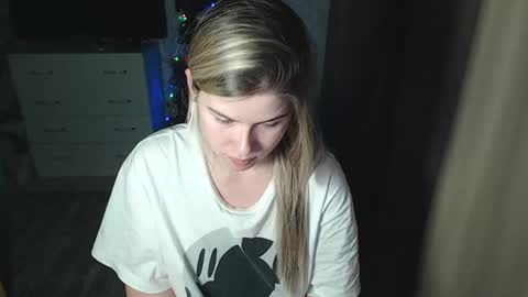 Snapshot of melissa__ray chatting on December 18, 1:34 pm Melissa Ray online show from December 18, 1:34 pm
