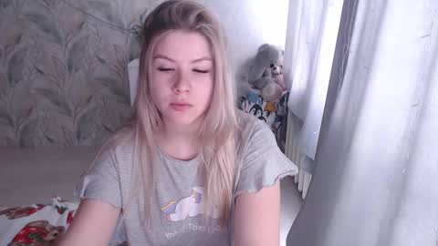 Melissa  Ray online show from December 15, 7:45 am