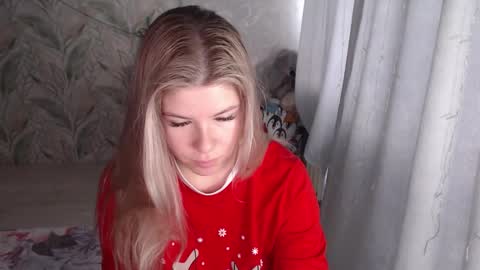 Melissa  Ray online show from December 16, 7:57 am