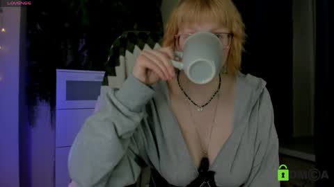 Melissa online show from April 16, 9:39 pm