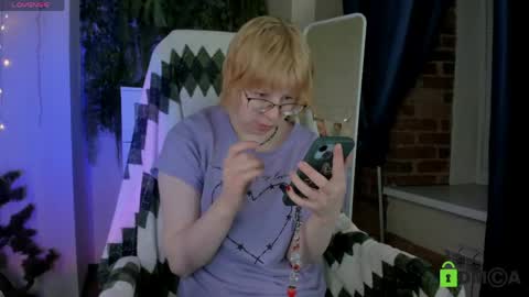 Melissa online show from April 19, 10:01 pm