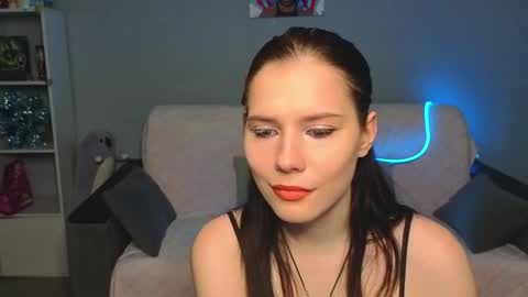 mellhyees online show from March 5, 5:42 pm