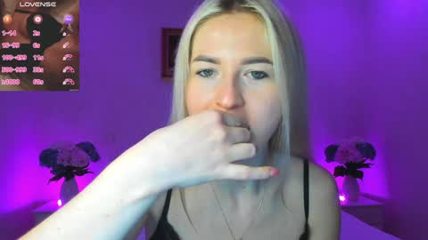 Mellina online show from December 3, 9:45 pm