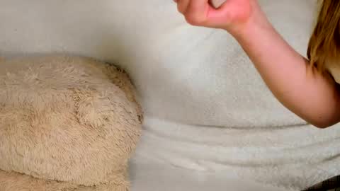 MelMooon online show from March 8, 9:40 pm