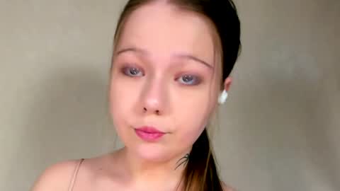 MelMooon online show from May 31, 2:02 pm