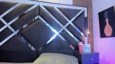 mel  online show from March 6, 9:33 pm