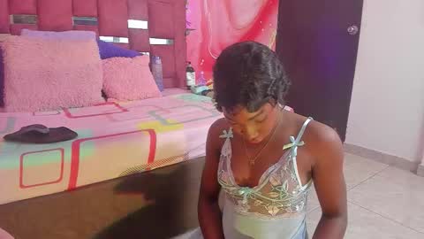 Snapshot of melody_paris chatting on November 5, 10:48 am Mixie online show from November 5, 10:48 am