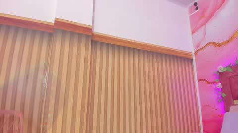 Snapshot of melody_paris chatting on November 8, 10:48 am Mixie online show from November 8, 10:48 am