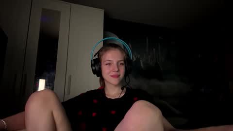 Hi Im Aria 18 years old online show from October 9, 12:25 pm