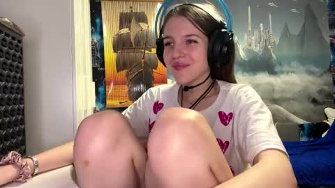 Hi Im Aria 18 years old online show from December 1, 5:07 pm