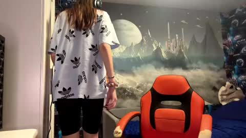 Hi Im Aria 18 years old online show from December 22, 1:52 pm