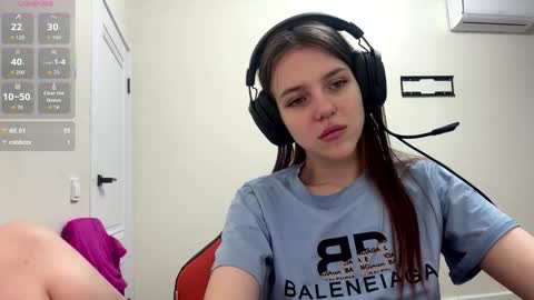 Snapshot of melonygriffen chatting on February 3, 1:27 pm Hi Im Aria 18 years old online show from February 3, 1:27 pm