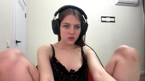 Snapshot of melonygriffen chatting on February 4, 7:31 pm Hi Im Aria 18 years old online show from February 4, 7:31 pm