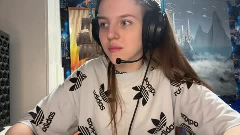 Hi Im Aria 18 years old online show from April 17, 2:42 pm